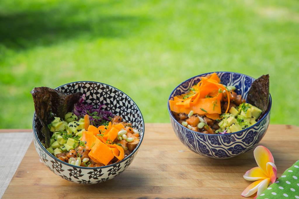 Poke havaiano de salmão e abacate