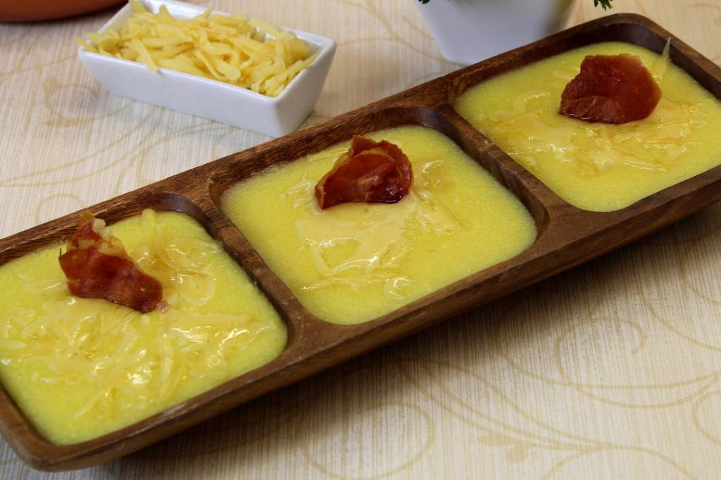 Polenta mole com presunto cru e queijo emmental
