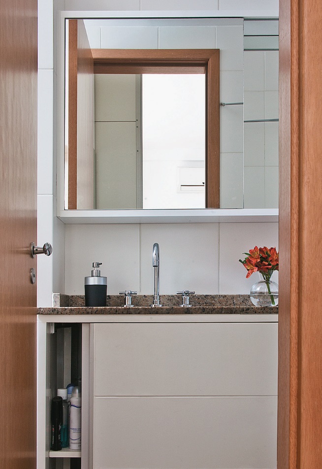 projeto-de-apartamento-aposta-em-marcenaria-planejada-banheiro1