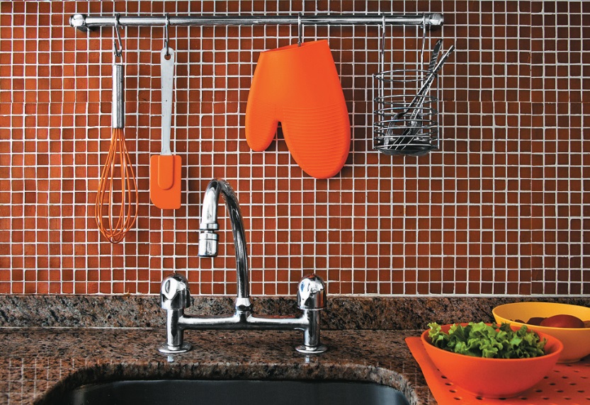 projeto-de-apartamento-aposta-em-marcenaria-planejada-cozinha1