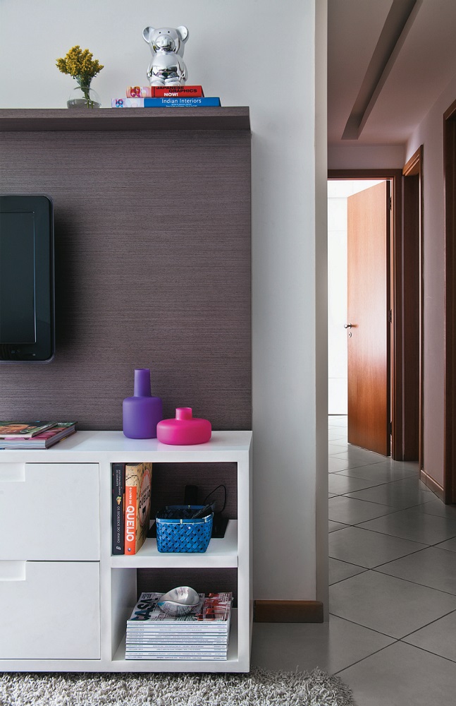 projeto-de-apartamento-aposta-em-marcenaria-planejada-painel-tv