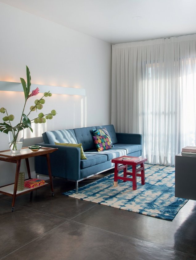 <span>Azul é a cor preferida do morador e ela dá as caras em quase todos os cômodos, a começar por sofá e tapete no estar. Projeto do designer de interiores Gabriel Valdivieso.</span>