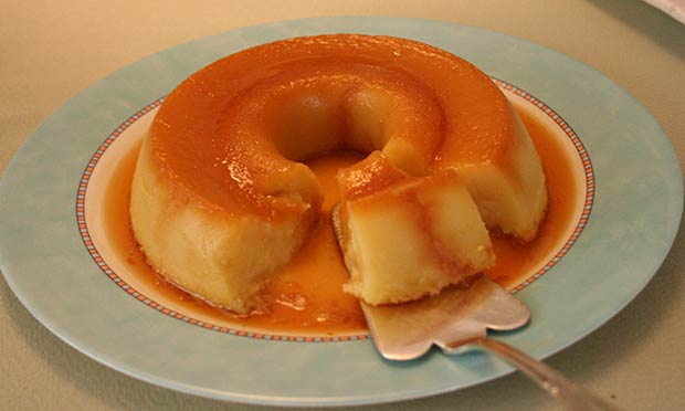 Pudim de leite com queijo meia cura