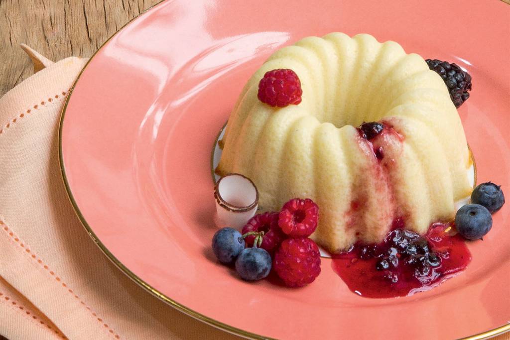Pudim de coco com frutas vermelhas