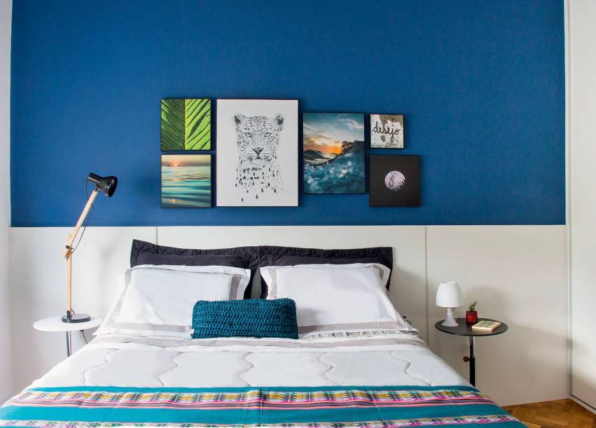 O quarto ganhou um tom de azul superintenso: o Mistério do Oceano (ref. 27BB 10/138), da Coral. Uma grande cabeceira sob medida, confeccionada com três chapas de MDF revestidas de laminado melamínico branco, ajuda alongar o dormitório. Logo acima, o arranjo de quadros completa a atmosfera descolada. Projeto Laura Santos.