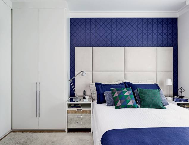 A sugestão de usar o revestimento colorido com grafismo discreto (REf 3313, da coleção Eden, Wallcovering) partiu da arquiteta Anna Parisi, de São Paulo, e foi logo encampada pelo casal, de mudança para um imóvel em um prédio trintão. O painel de madeira que complementava a cama perdeu lugar para uma versão estofada de camurça, mais aconchegante e imponente. A sugestão de usar o revestimento colorido com grafismo discreto (REf 3313, da coleção Eden, Wallcovering) partiu da arquiteta Anna Parisi, de São Paulo, e foi logo encampada pelo casal, de mudança para um imóvel em um prédio trintão. O painel de madeira que complementava a cama perdeu lugar para uma versão estofada de camurça, mais aconchegante e imponente.