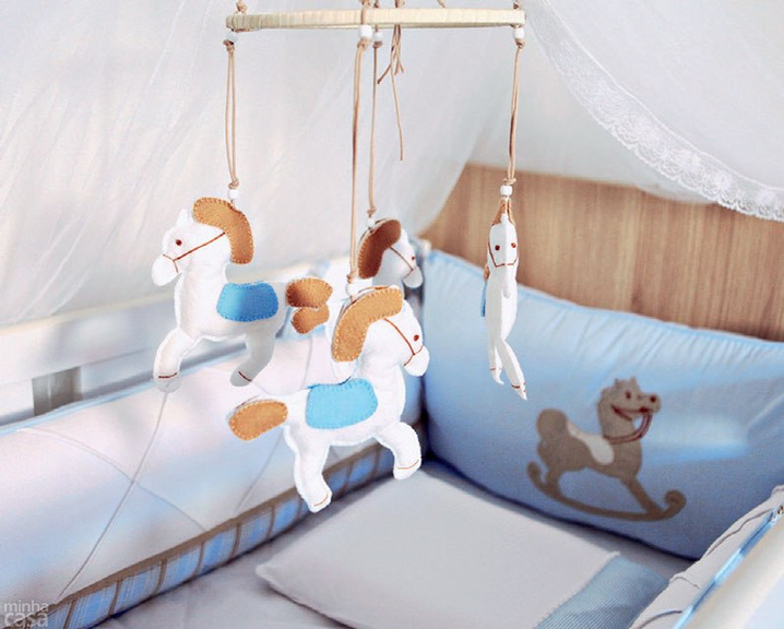 quarto-de-bebe-com-decoracao-inspirada-em-cavalinhos-03