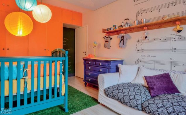 Decoração para quarto de bebê com tema de rock e aviões. O décor, com itens coloridos e divertidos, foi inspirado na história dos pais de Ravi o dono do cantinho. Projeto da designer de interiores Ana Maria Mouawad Queiroga.