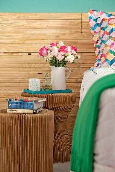 A cabeceira é feita de batentes de pínus, madeira reflorestada e sustentável. Além de linda, a cor aquece o ambiente. Projeto da arquiteta Ana Luiza Almeida Prado Sawaia. A cabeceira é feita de batentes de pínus, madeira reflorestada e sustentável. Além de linda, a cor aquece o ambiente. Projeto da arquiteta Ana Luiza Almeida Prado Sawaia.