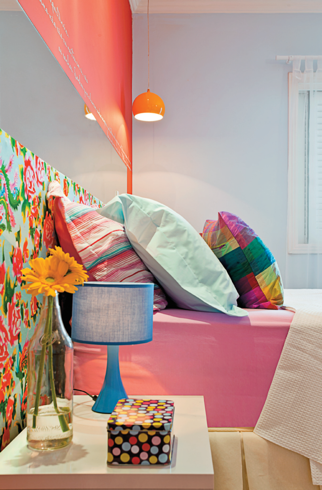 quarto-de-casal-conquista-visual-alegre-com-cores-vibrantes-e-itens-criativos-3