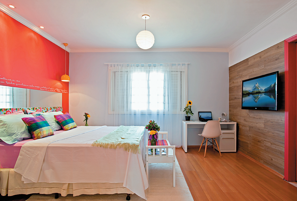 quarto-de-casal-conquista-visual-alegre-com-cores-vibrantes-e-itens-criativos-4