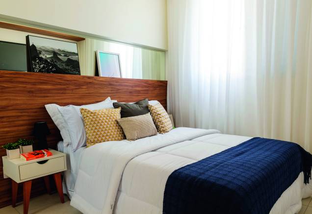 É uma solução bastante conhecida, mas isso não a torna menos eficaz: o espelho, colocado no nicho que acompanha toda a extensão da cabeceira, dá sensação de amplitude ao quarto de casal. Projeto das arquitetas Fabiana Silveira e Patrícia de Palma, do escritório SP Estudio. É uma solução bastante conhecida, mas isso não a torna menos eficaz: o espelho, colocado no nicho que acompanha toda a extensão da cabeceira, dá sensação de amplitude ao quarto de casal. Projeto das arquitetas Fabiana Silveira e Patrícia de Palma, do escritório SP Estudio.