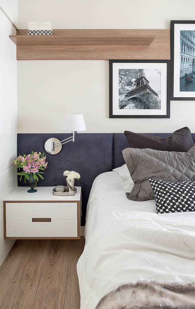 Estofada de veludo, a cabeceira é incrementada por criados-mudos suspensos. Projeto da <span>arquiteta Elen Saravalli.</span> Estofada de veludo, a cabeceira é incrementada por criados-mudos suspensos. Projeto da <span>arquiteta Elen Saravalli.</span>