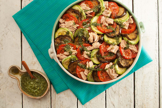 Ratatouille com atum e molho pesto