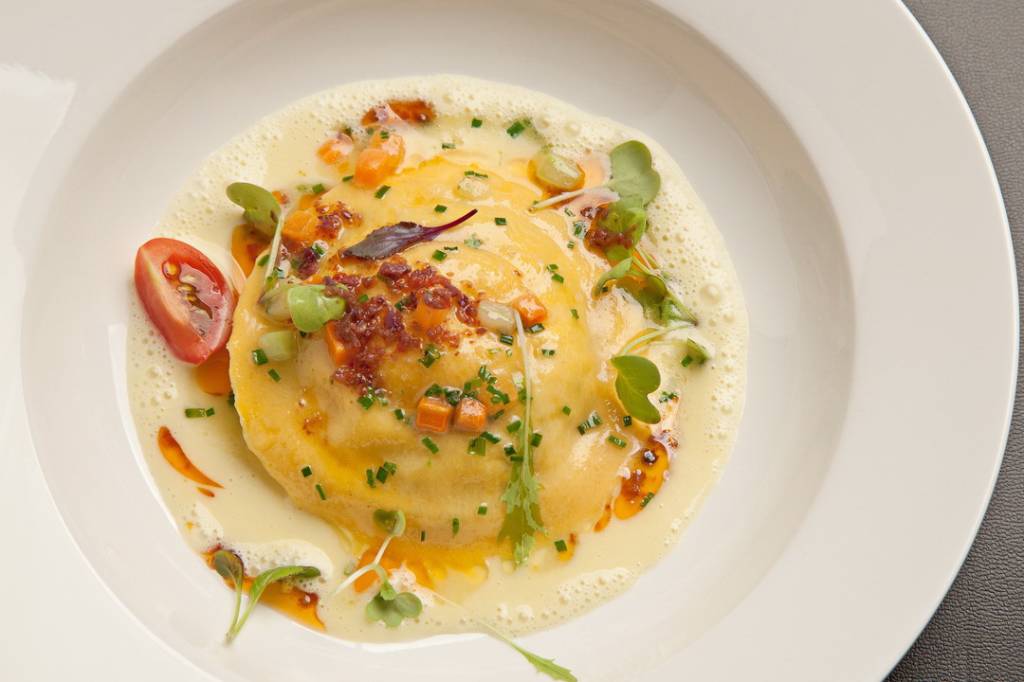 Ravioli de bacalhau com gema caipira