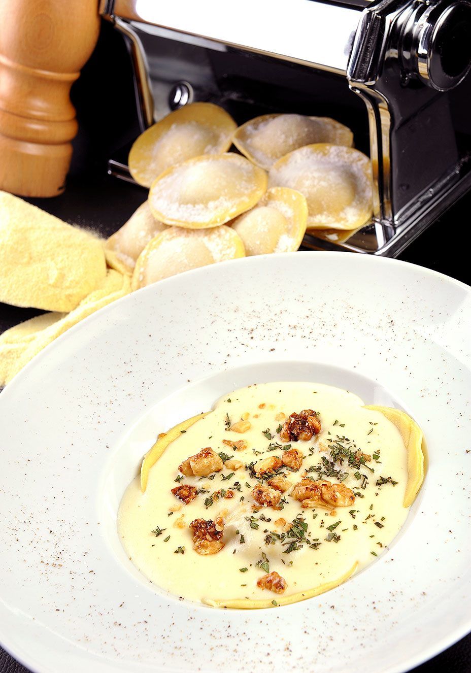 Ravióli de abóbora com molho de queijo de cabra, nozes caramelizadas e ervas frescas