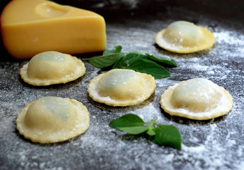 Ravióli com queijo gouda e manjericão Pastagrano
