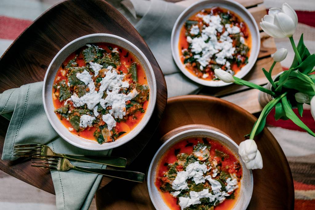 Ravióli verde com molho de tomate