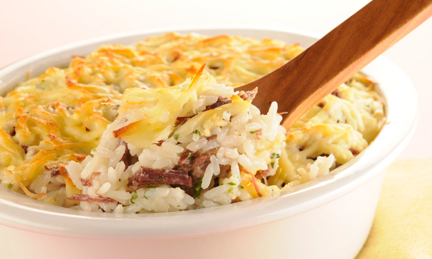 Arroz com carne-seca e queijo coalho