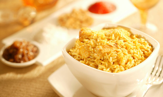 Arroz com frango ao curry e leite de coco