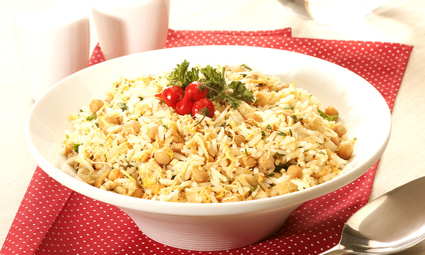 Arroz com frango e grão-de-bico