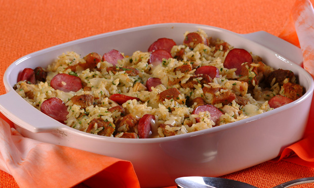 Arroz de forno com linguiça e queijo