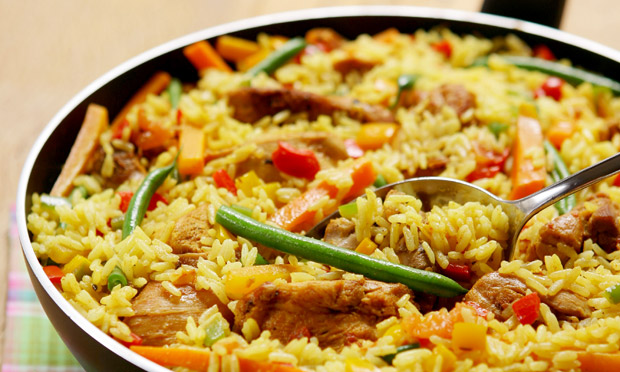 Paella de frango e legumes