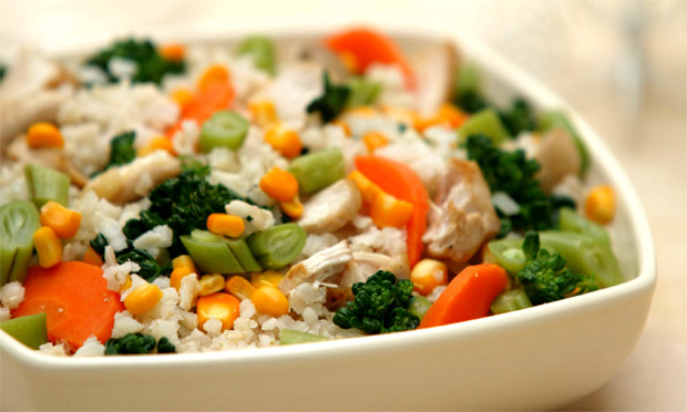 Arroz integral com frango e legumes