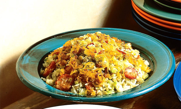 Arroz com lentilha, cebola frita e linguiça