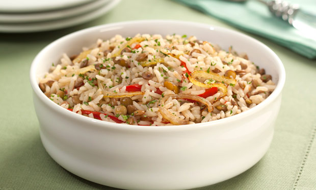 Arroz com lentilha, pimentão e cebola