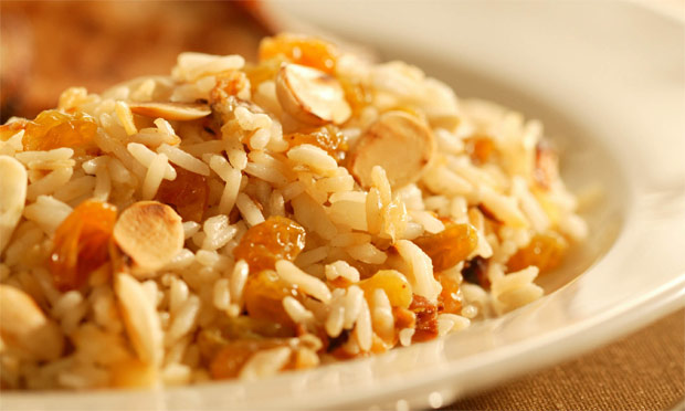 Arroz com passa, cogumelo e champanhe