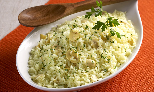 Arroz soltinho com açafrão e cogumelo