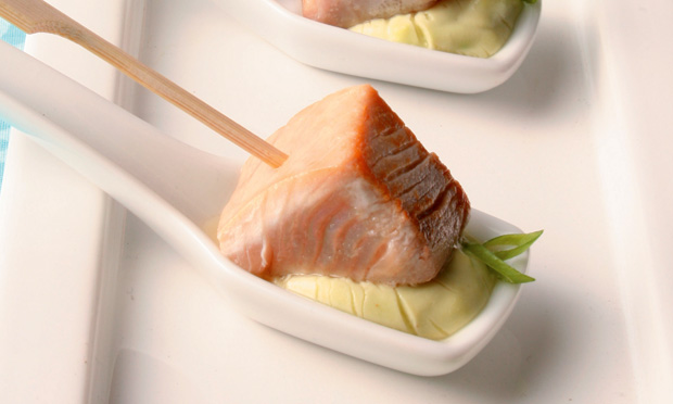 Espetinho de atum com maionese de wasabi