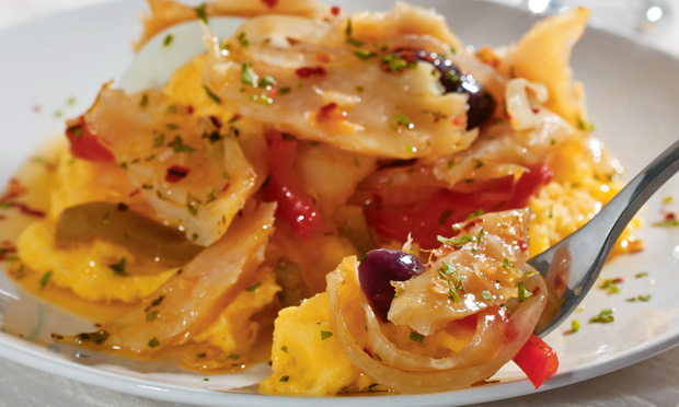 Bacalhoada com legumes e purê de mandioquinha
