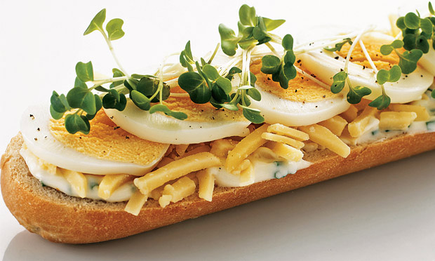 Baguete com ovo e mussarela