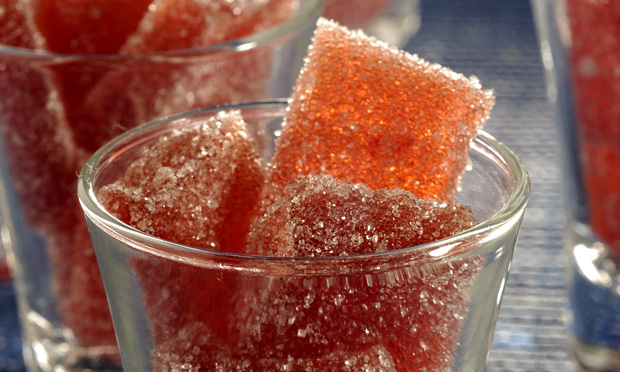 Bala de gelatina com cachaça