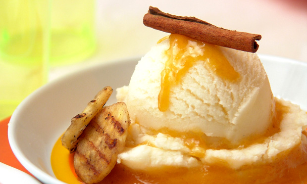 Banana grelhada com sorvete