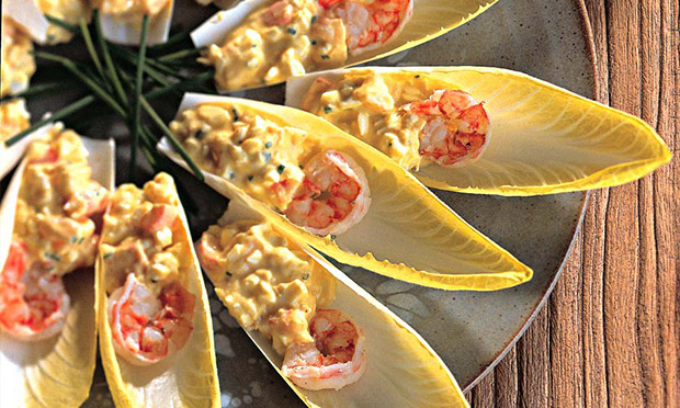 Barquinha de endívia com salada de ovo e camarão