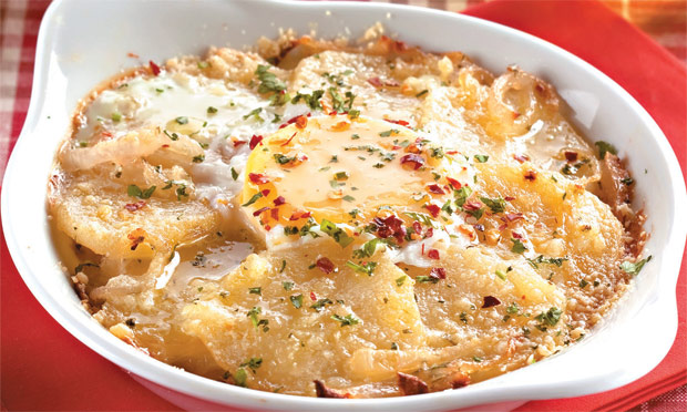 Batata assada com cebola e ovo