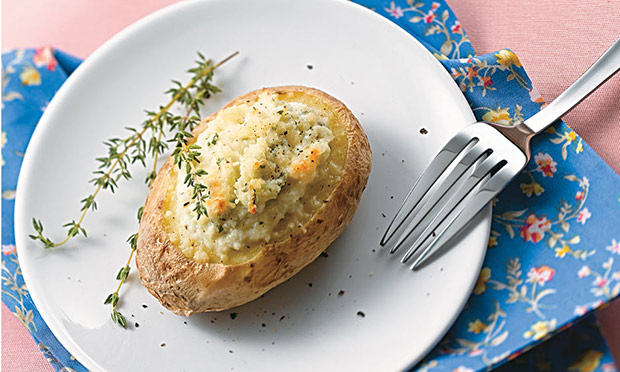 Batata assada com ricota e ervas