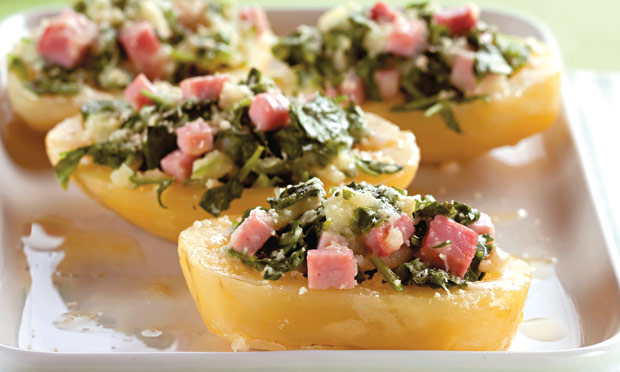 Batata assada com presunto e verdura