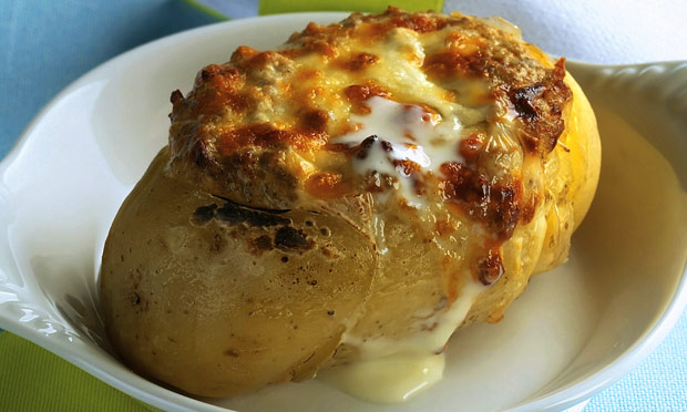 Batata assada recheada com carne moída