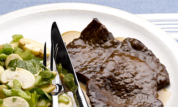 Bife de alcatra com salada de cogumelo e salsão