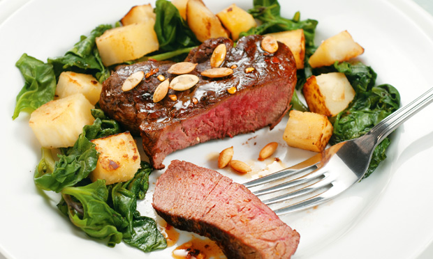 Bife com espinafre e batata-doce