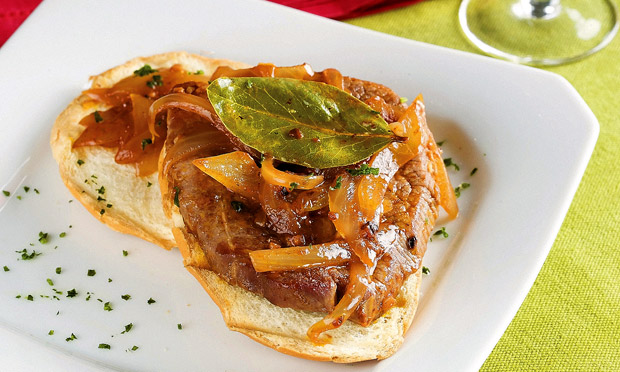 Bife com pão e vinho
