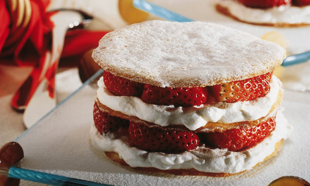 Biscoito de amêndoa com chantilly