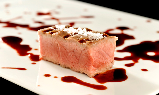 Fraldinha de kobe beef com glacê de carne e suco de beterraba (Bloodybeef)