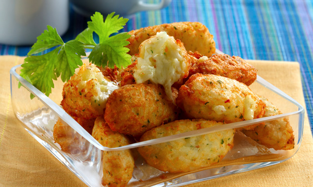 Bolinho de arroz e batata recheado de queijo