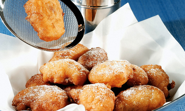 Bolinho de arroz-doce com uva passa