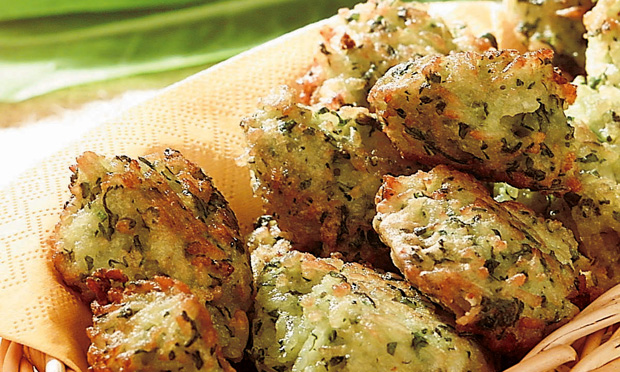 Bolinho de arroz com folhas